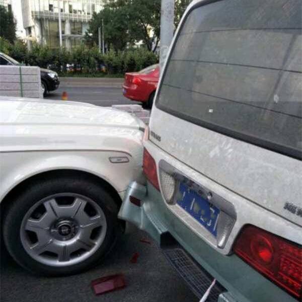 撞了豪车保险不够赔怎么办,豪车被撞怎么定损