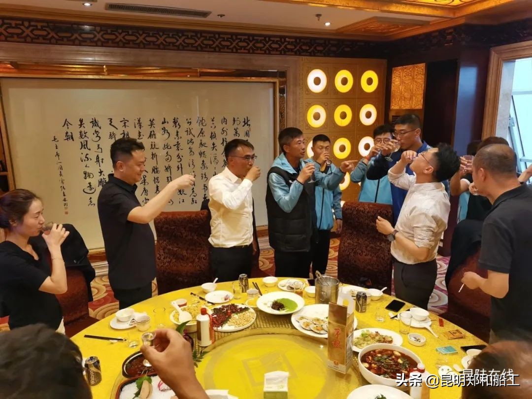 足球队砥砺前行奋进拼搏,凝心聚力团结奋进运动会