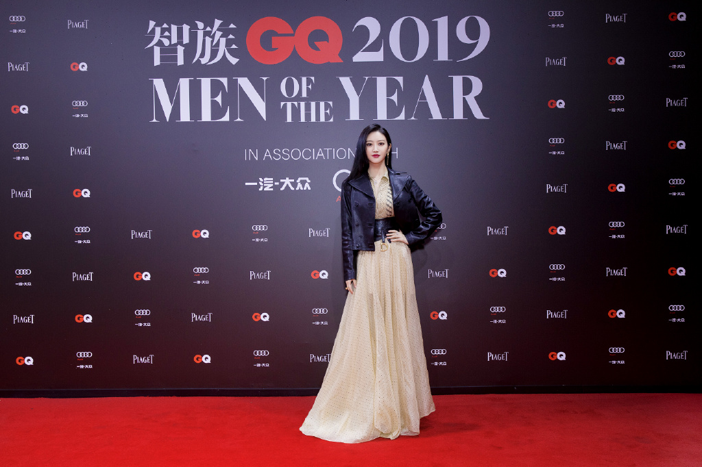 景甜烟熏妆,景甜复古红衣搭配黑裙