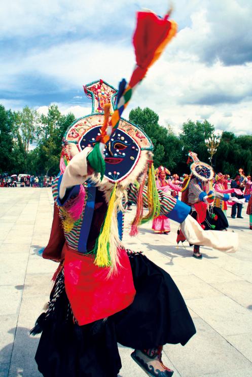 藏戏是藏族的传统文化,藏戏被称为藏文化的神