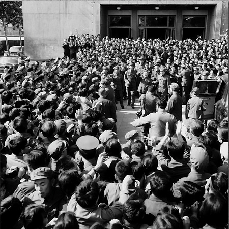 领导人与足球：毛*东泽**曾是校队传奇守门员，*小平邓**为看球当掉衣服