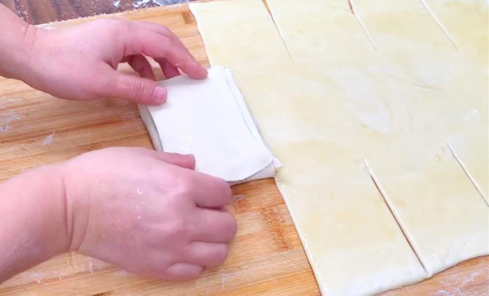 烙饼时，直接烙是大错特错，多加这一步，饼柔软起层，凉了也不硬