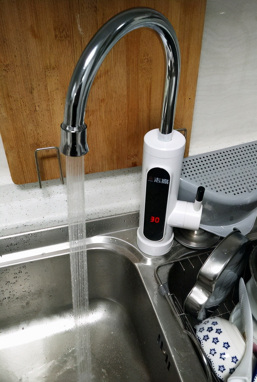 小厨宝跟电热水龙头哪个好用,电热水龙头和小厨宝哪种好