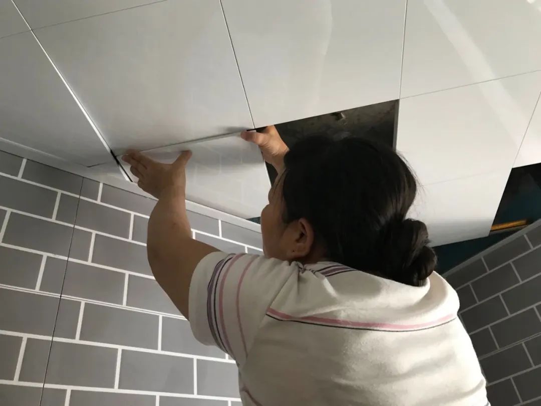 餐厅吊顶和厨房吊顶怎么衔接,厨房吊顶集成好还是石膏板吊顶好