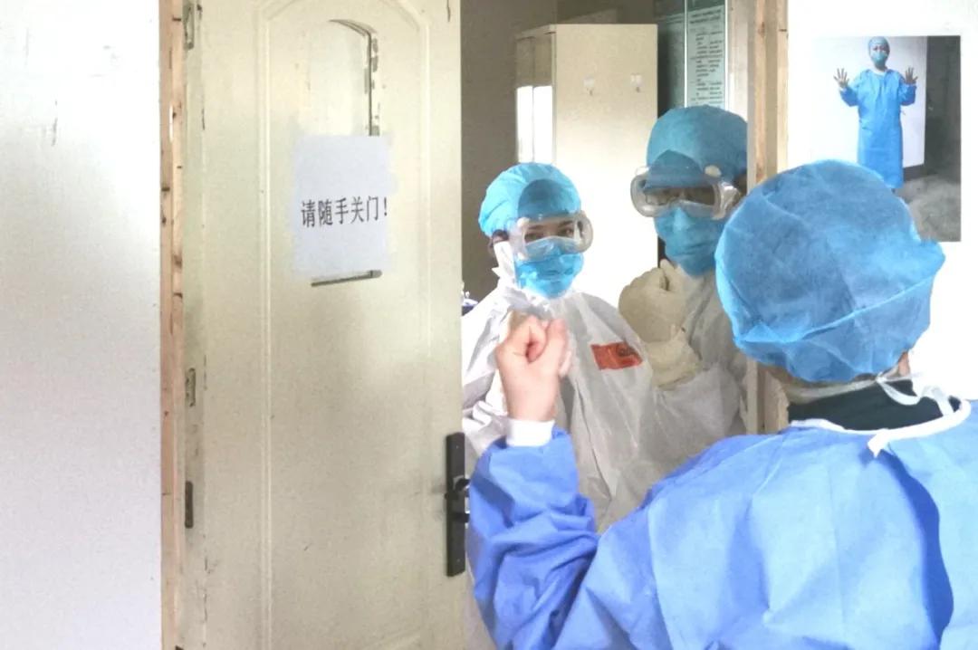 白衣女侠、妙笔警花、环卫女工……她们立足岗位各尽其能战疫显身手