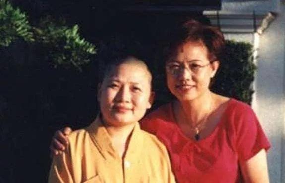 她曾是华语歌坛一姐,唱《青藏高原》爆红,却在34岁削发为尼