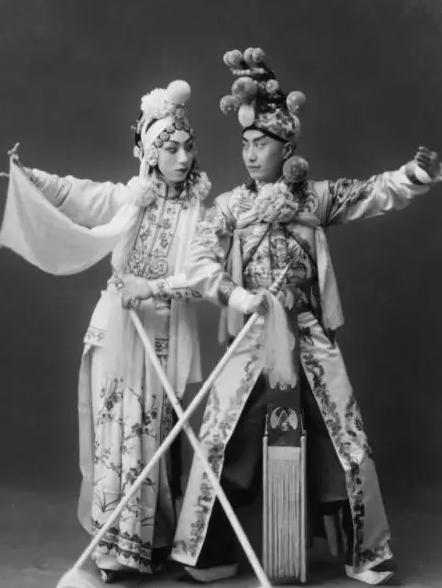 李金鸿：谈京剧武旦（踩跷与打出手）