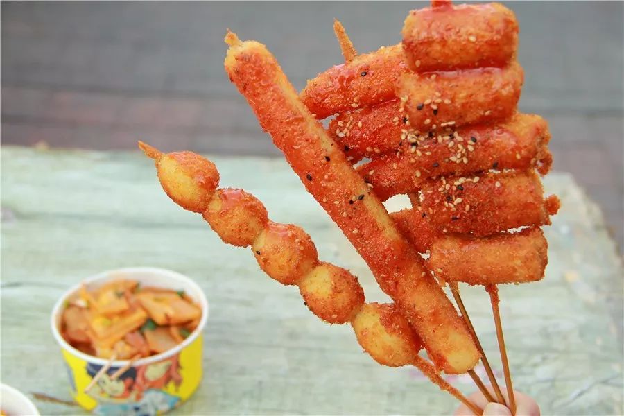 街边摆摊的炸串一般有几种撒料,重庆摆地摊卖炸串