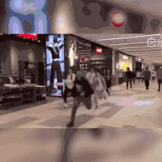 优衣库上演“丧尸围城”，大爷大妈们看呆了...