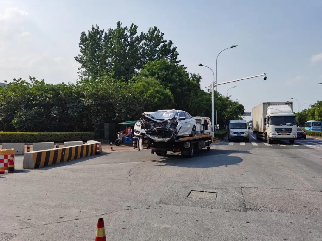 前一秒正常后一秒无缘无故发脾气,高速随意变道后悔莫及