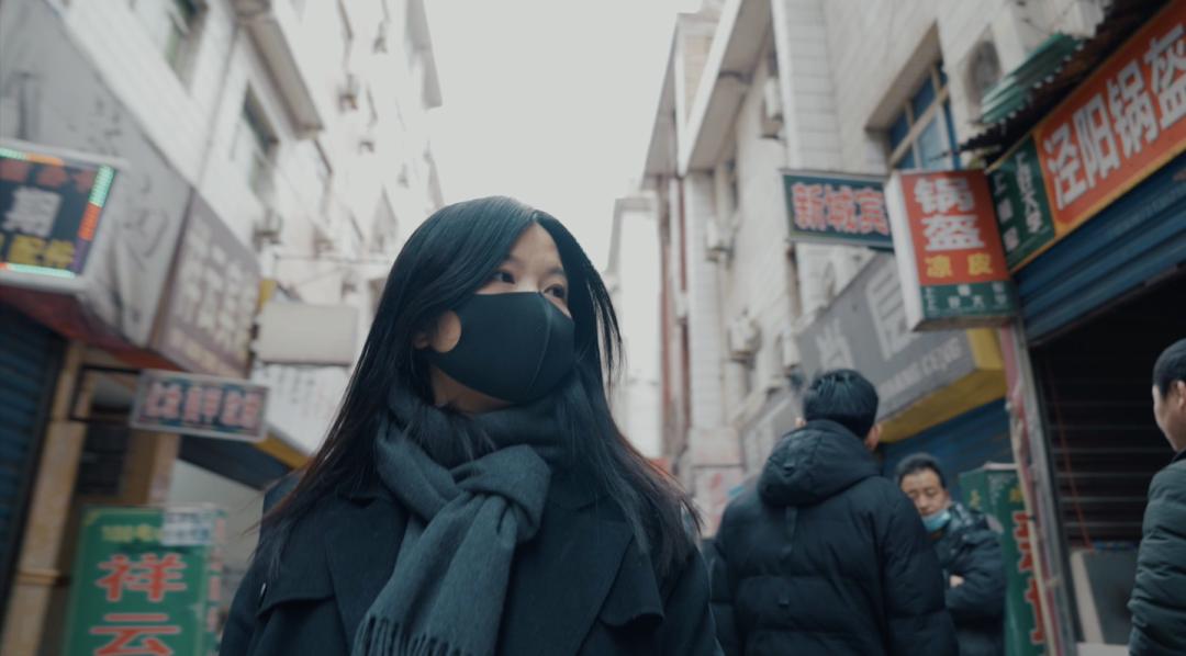 向对面出租屋射了一箭：80后妈妈王莹在城中村的实验艺术