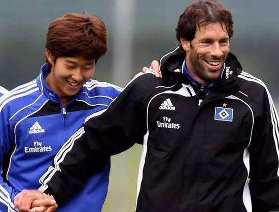 德甲当年两大亚洲新星如今韩小将成世界级球员中国小将踢中超