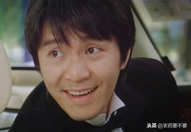 坐在星爷车后座的是谁,周星驰自行车后座到底是谁