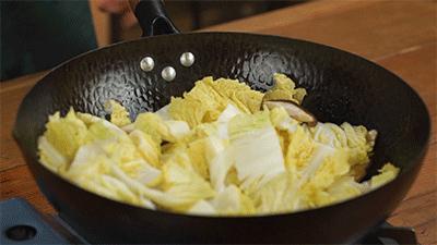 炒白菜，直接下锅是大错！大厨教你一招，白菜鲜嫩脆爽、不出水