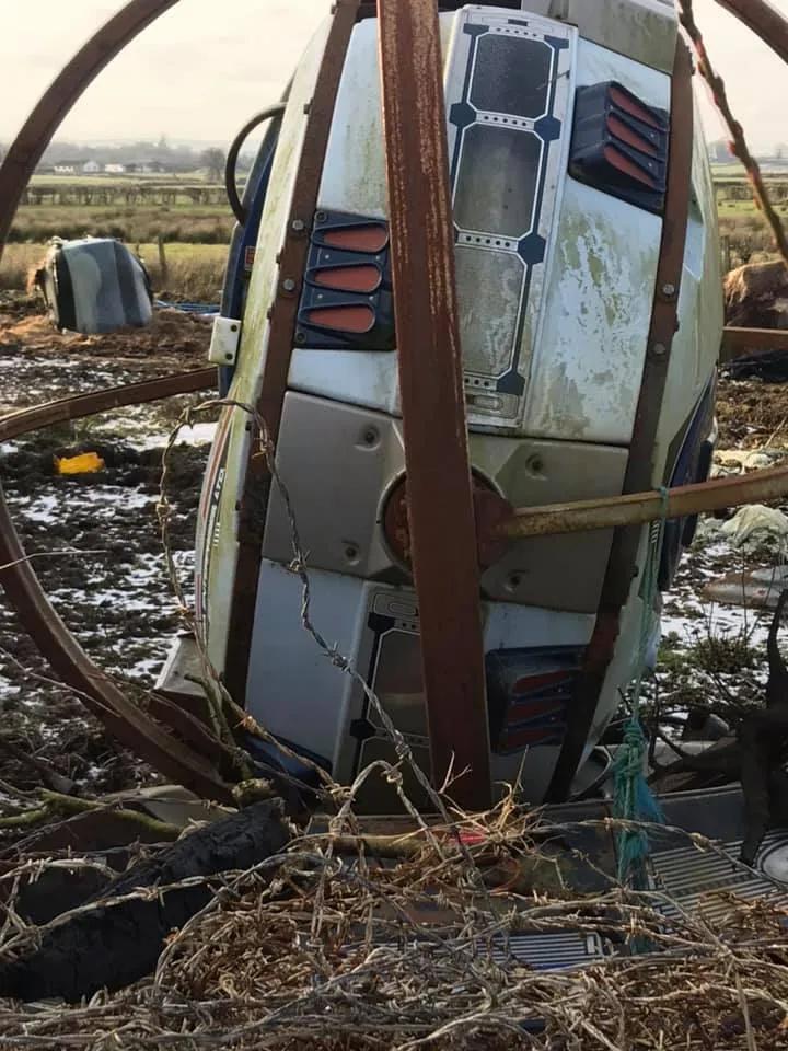 在北爱尔兰的荒野里，玩家找到了一台30年前限量发行的古董街机