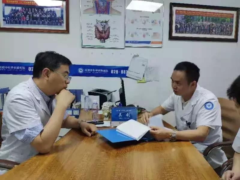 甲状腺结节十多年了会转癌吗,老人得甲状腺结节是怎么回事