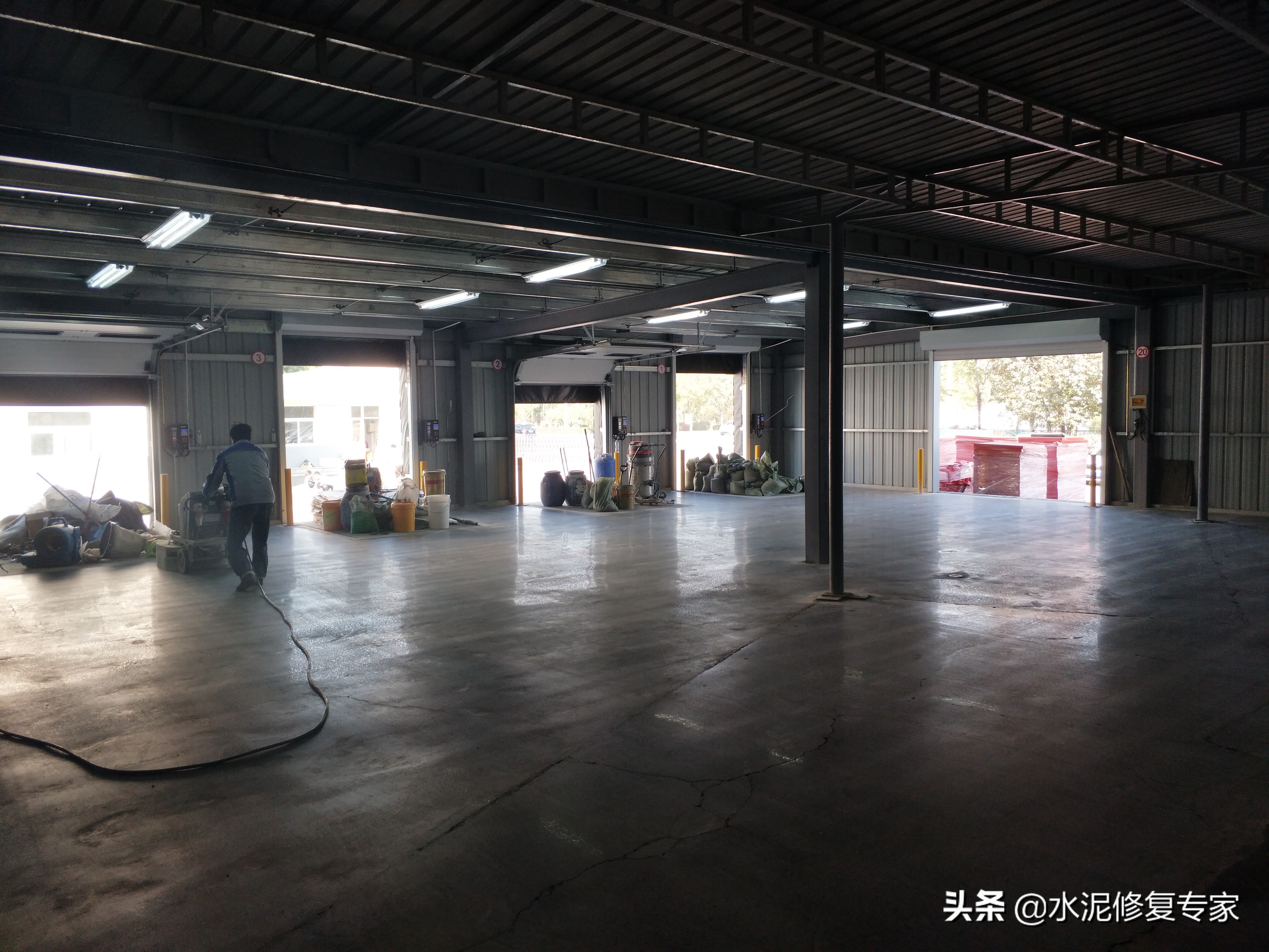 水泥地起砂是什么原因,家里水泥地起砂起灰怎么办