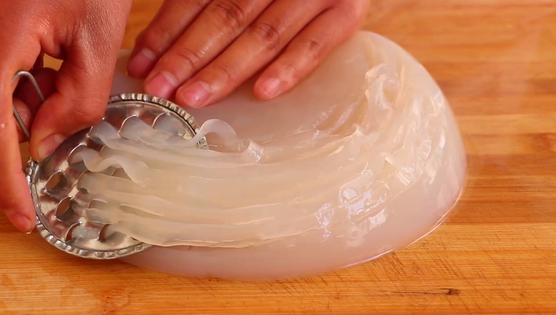 教你做凉粉的配方和技巧,在家自制凉粉嫩滑有弹性太好吃了