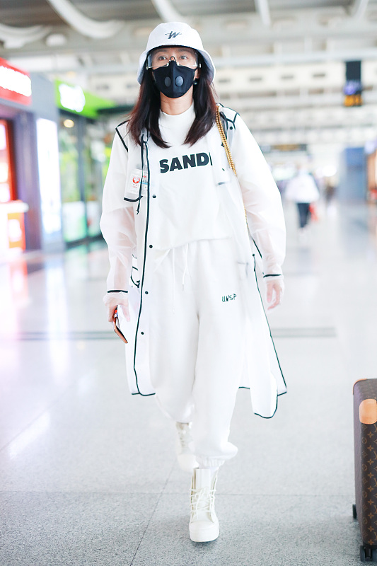 秦岚穿雨衣视频,秦岚白色雨衣图片