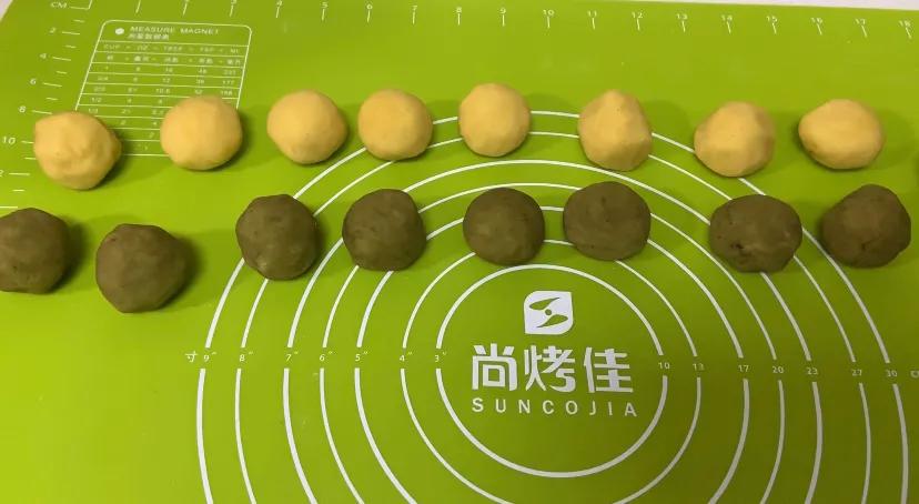 夏日解暑的绿豆凉糕非常香甜软糯,绿豆糕怎么做细腻不开裂