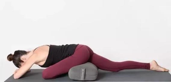 练瑜伽如何放松僵硬紧张的髂腰肌,怎么样解锁瑜伽动作