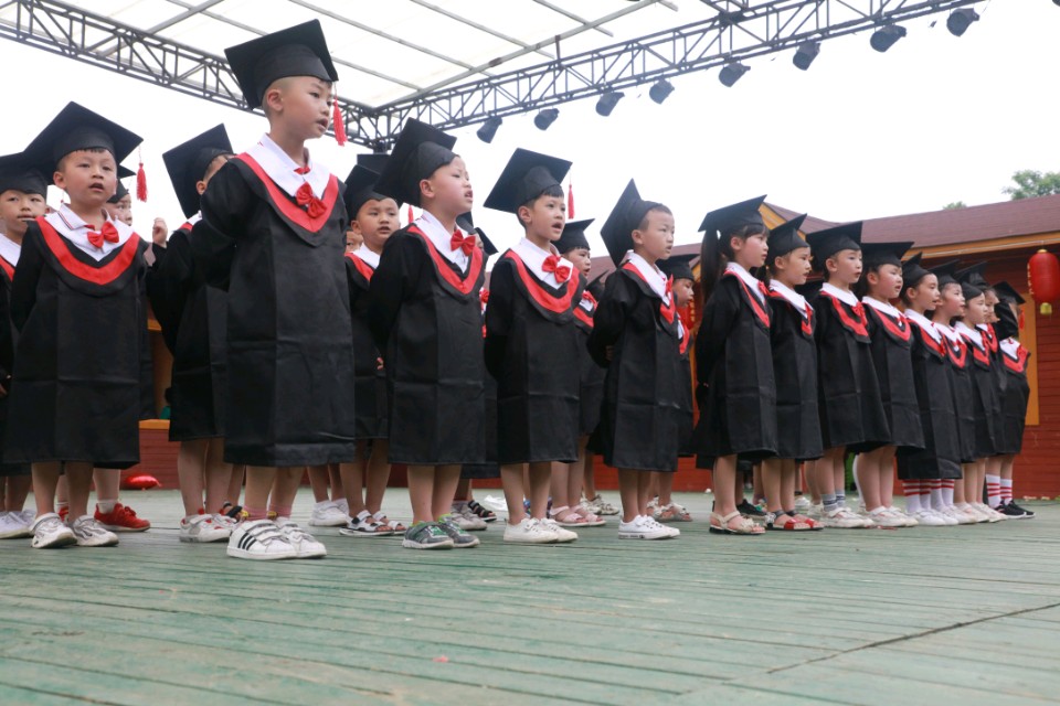 贵州黔西幼儿园大班的“小博士”毕业了