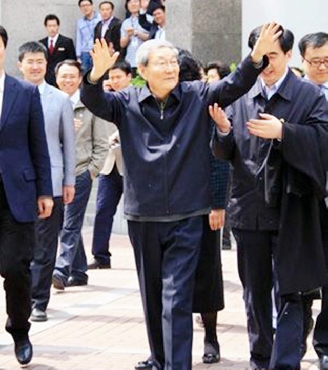 *镕基朱**总理的五戒：不题词、不受礼、不吃请、不剪彩、不批条子