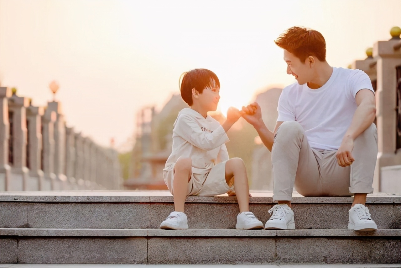 小孩开始穿大人衣服说明什么,孩子为什么老是穿反衣服