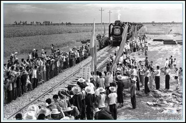 夜爬凤凰岭,雪落鸡冠山