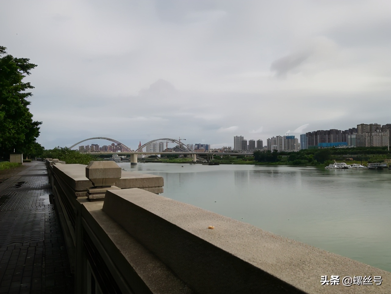 南宁江北大道上下班拥挤不堪，却藏着如画美景