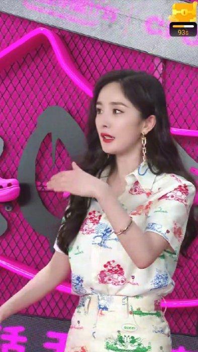 杨幂测量脚踝，17