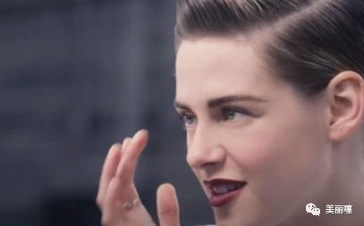 香奈儿首席化妆师为克里斯汀化妆,克里斯汀香奈儿化妆视频