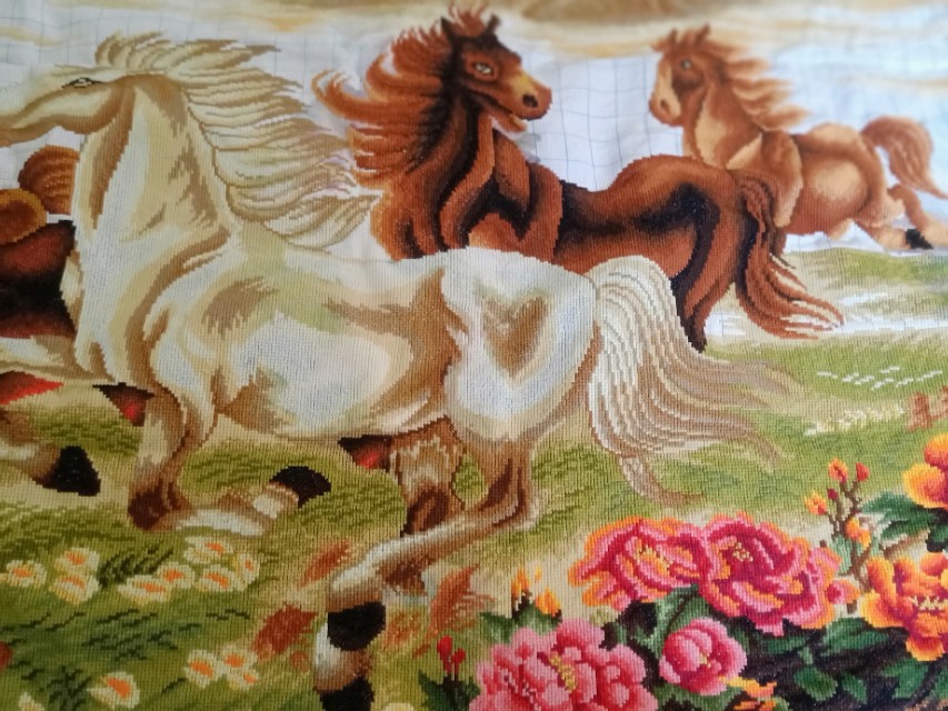 十字绣大功告成,已绣好的十字绣成品客厅手工