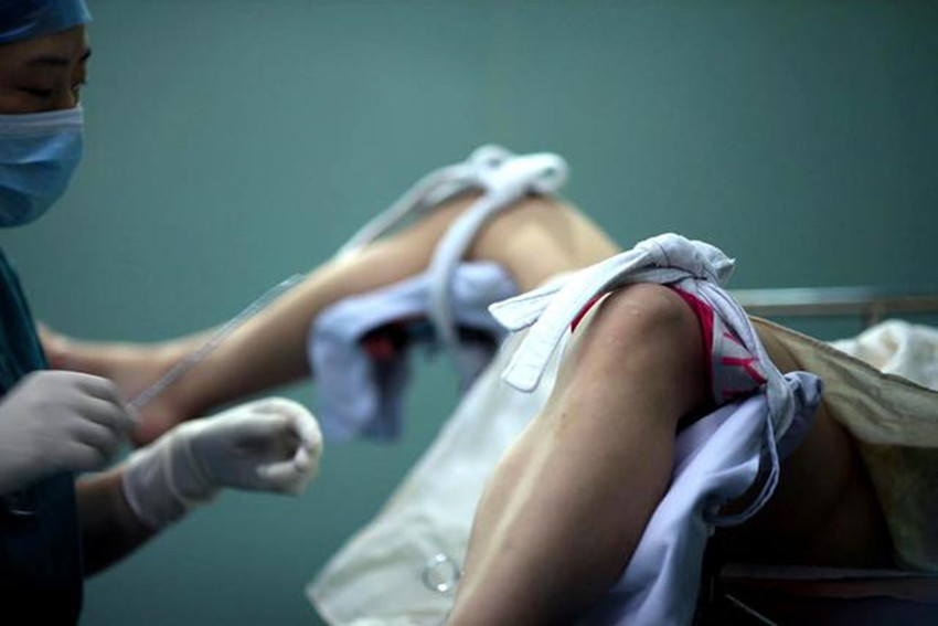 二胎宝妈怀孕8个月被大宝踹肚子,二胎胎儿踢破子宫