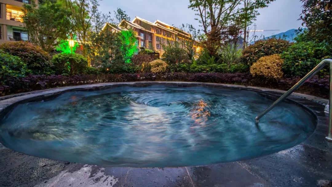 又降温最低2°C！会耍的成都人都去泡温泉了，不到百元畅玩一整天