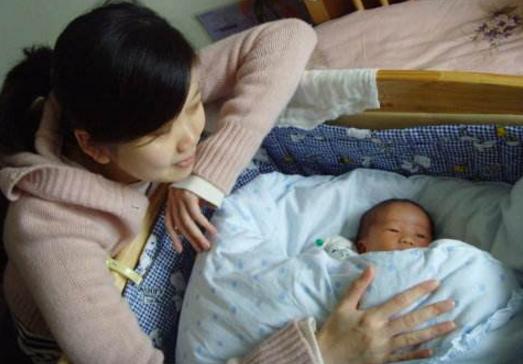 1岁半婴儿毫无征兆呕吐,1岁宝宝不明原因呕吐