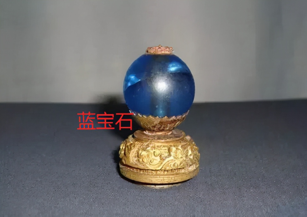 清朝官帽上的珠子值不值钱,清代官员的官帽上有黑珠是几品官