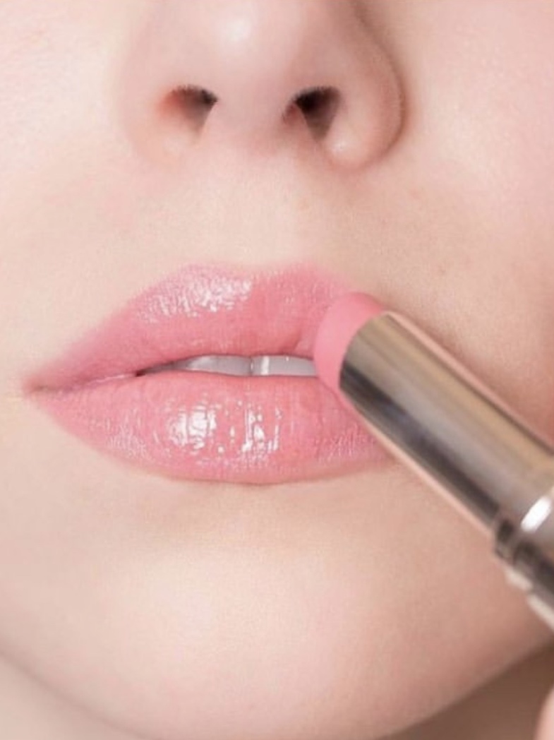 你可以没有爱情但不可以没有面包,可以没有爱情不能没有口红和香水