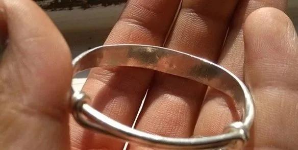 戴金镯手腕发黑,戴银的手腕处发黑什么原因