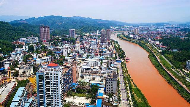 越南街头吸引女游客,与越南一河之隔的边界