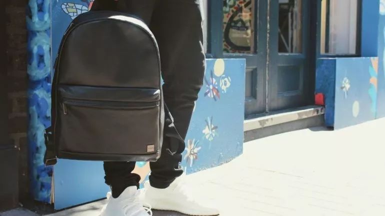 职业女性背什么包见客户,双肩包可以背一个肩膀