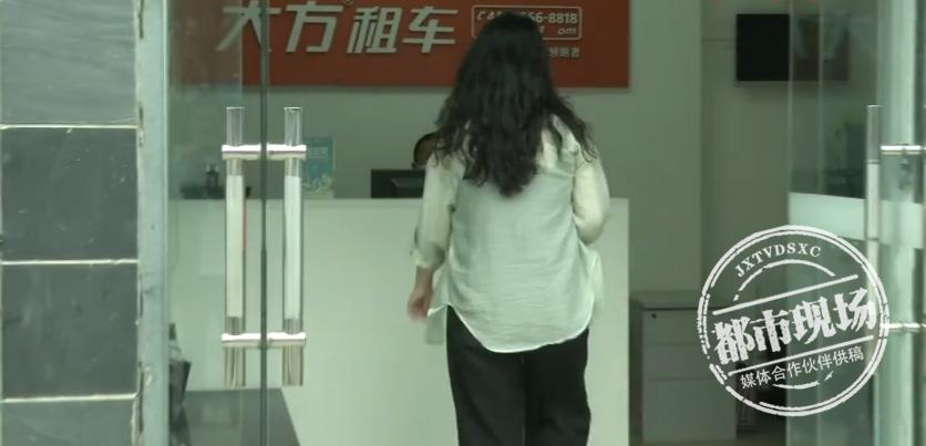 女客户借走奔驰后，竟神秘消失，警方调查发现有大“猫腻”