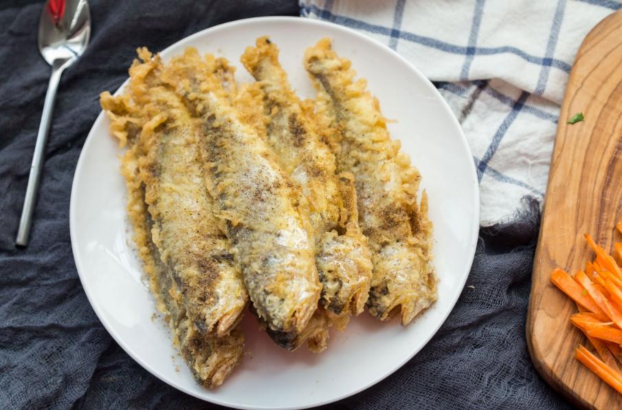 炸小鱼，用面粉还是淀粉？多数错在这一步，难怪不酥脆，还容易皮