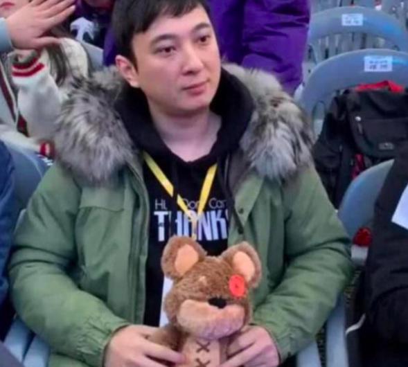 王思聪带女友买奢侈品,王思聪带神秘女朋友逛街