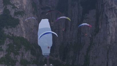 990米峡谷险峰翼装飞行、世界级大咖齐聚桥牌公开赛…湖南都市现场直播