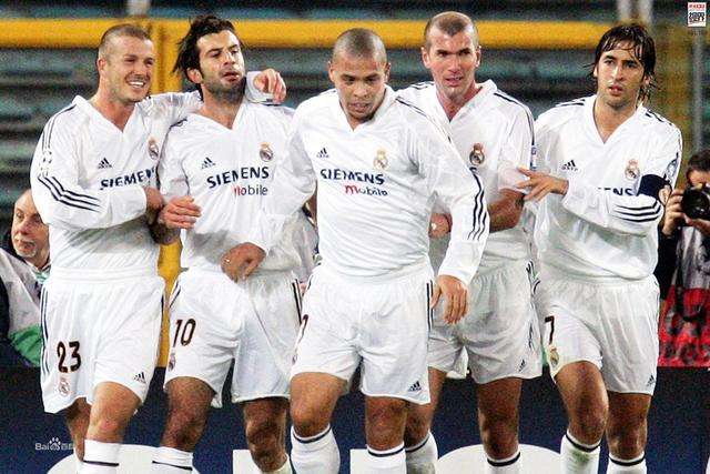 c罗在皇马展示第五座金球,从皇马开始做球王