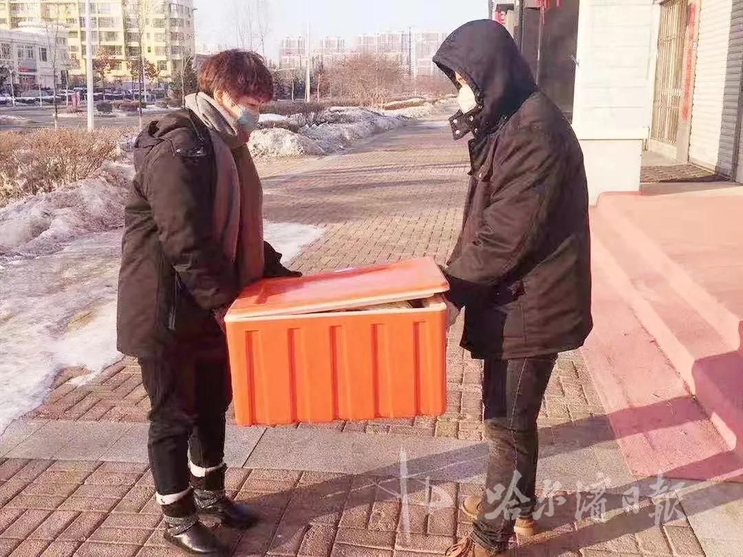 韭菜、白菜、干肠、花生米……街道办*党**员志愿者、物业管家集体变身“代购员”