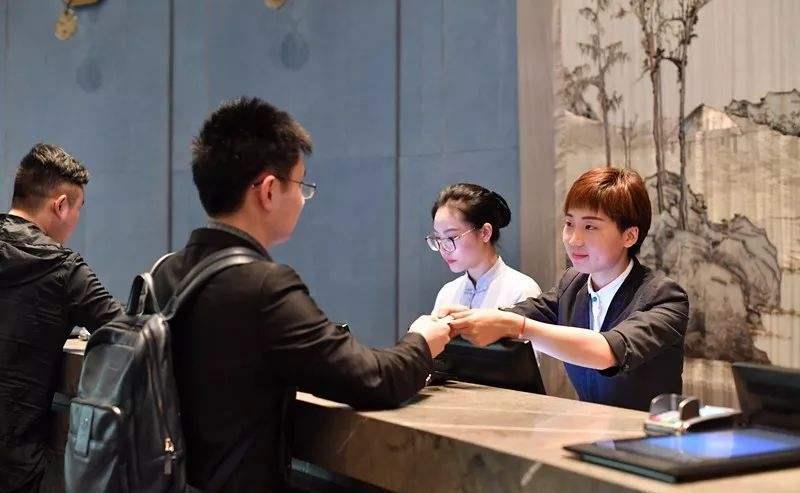 不是夫妻两人去登记酒店知道吗,已婚非夫妻入住酒店违法吗