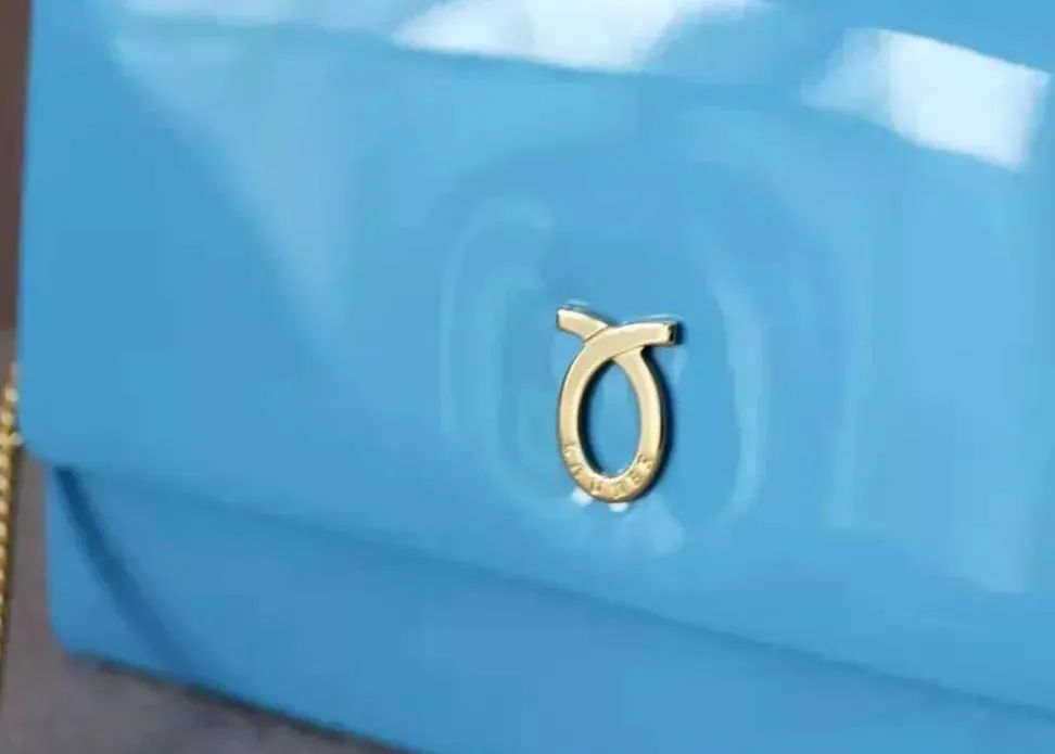 英国女王拿过的包包,英国伊丽莎白女王二世包包