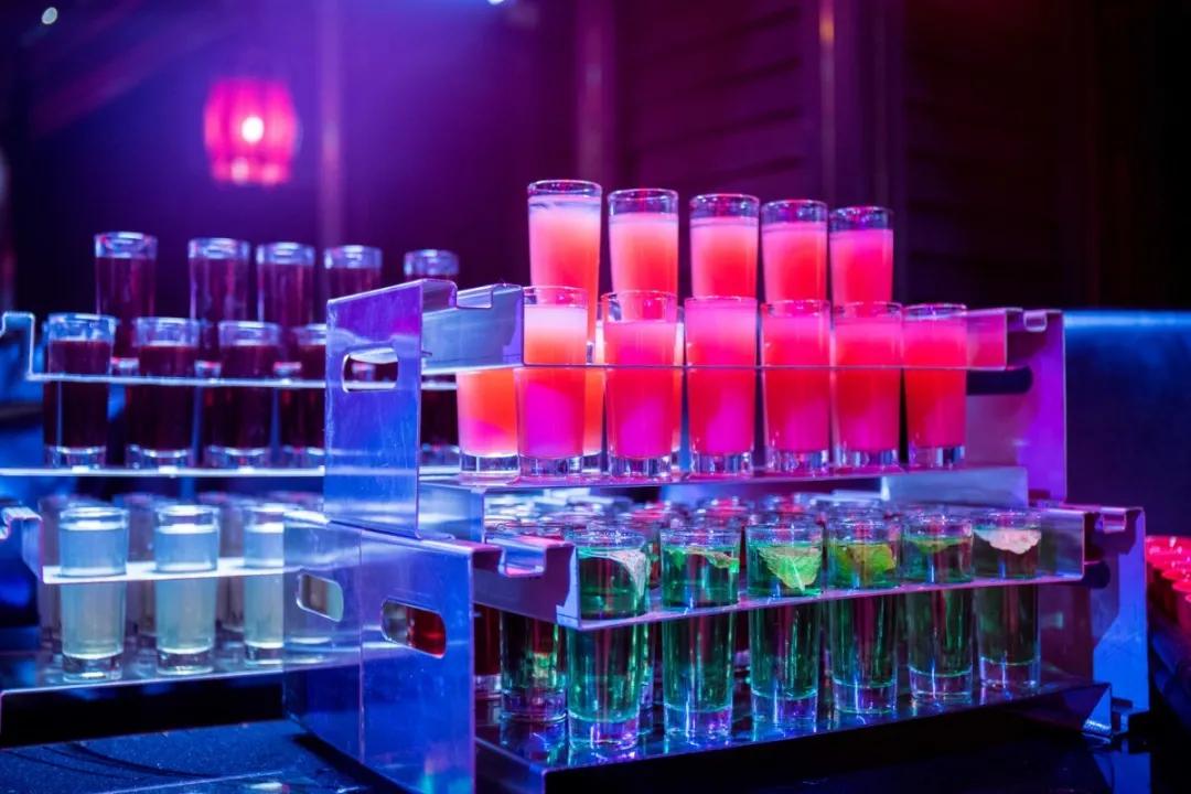 再也不用飞成都了！明星都超爱的贰麻酒馆青岛盛大开业